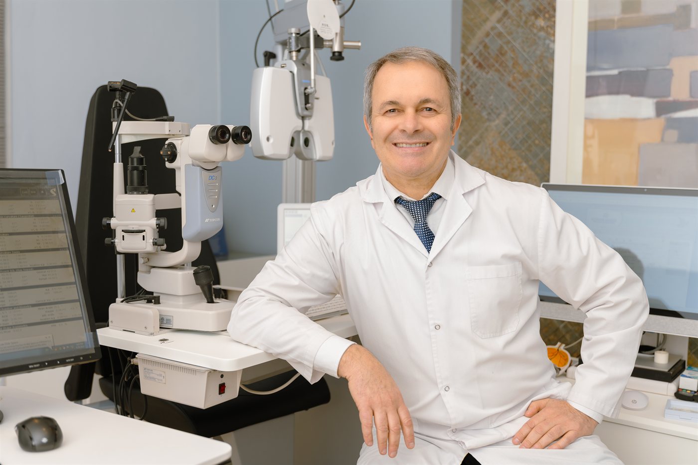 Dr. Ariel Morro en el consultorio de la Clínica Visión Láser